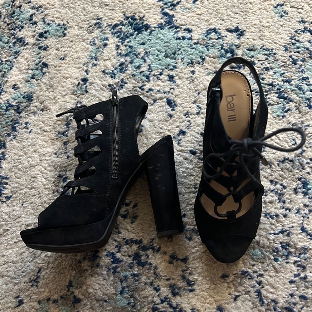 Black Pumps